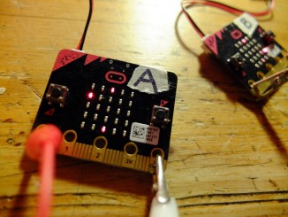 用 micro:bit 玩乒乓球无线对战
