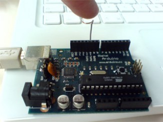 Arduino 电容的直接检测：简易触摸传感器